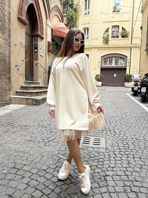 Платье Vicolo с кружевом внизу кремовое