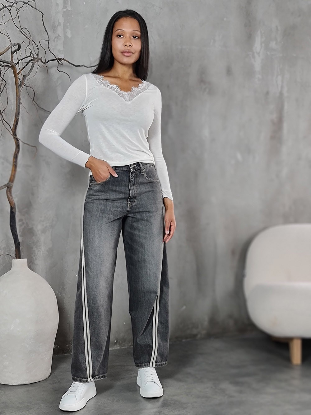 Лонгслив CLOTHÉ с V-образным вырезом и кружевной отделкой молочный, фотография №4