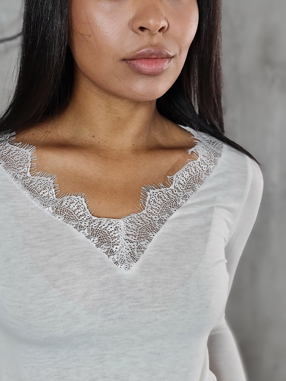 Лонгслив CLOTHÉ с V-образным вырезом и кружевной отделкой молочный, фотография №3