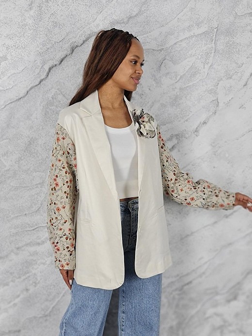 Пиджак MIHO'S с брошью и принтом цветы на рукавах молочный