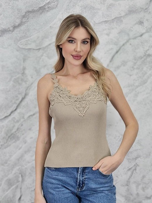 Топ BEAUTY WOMEN с вышивкой на груди бежевый